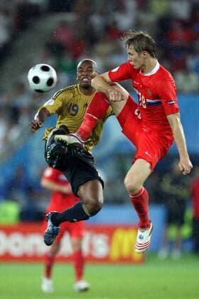 Marcos Senna (Spanien, li.) gegen Roman Pavlyuchenko (Russland) -  (20082773) Fußball EM Herren EURO 2008, Länderspiel, Halbfinale, Nationalmannschaft, Nationaltrikot Gruppe Wien Dynamik, Höhe,