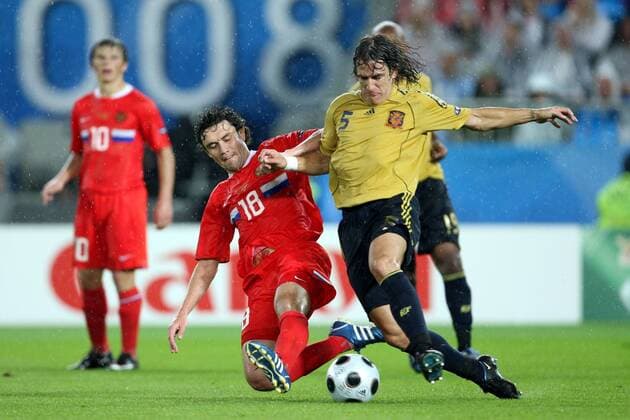 Carles Puyol (Spanien, re.) gegen Yuriy Zhirkov (Russland) -  (260608PYK004) Fußball EM Herren EURO 2008, Länderspiel, Halbfinale, Nationalmannschaft, Nationaltrikot Gruppe Wien Dynamik,