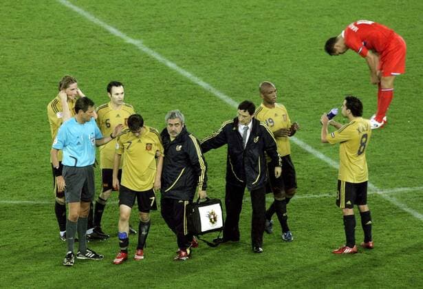 David Villa (Spanien, vorn 2.v.li.) muss verletzt vom Platz -  - NOxONLINExUSE Fußball EM EURO 2008, Länderspiel, Halbfinale, Nationalmannschaft, Nationaltrikot Totale Wien
