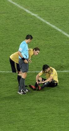 David Villa (re.) verletzt, Fernando Torres (beide Spanien) und Schiedsrichter Frank de Bleeckere (Belgien) sind beim ihm -  - NOxONLINExUSE Fußball EM EURO 2008, Länderspiel, Halbfinale, Nationalmannschaft, Nationaltrikot Gruppe Wien