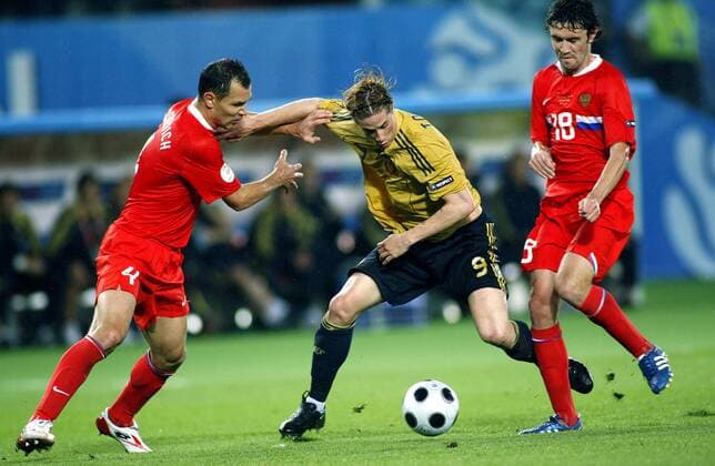Fernando Torres (Spanien, Mitte) gegen Sergei Ignashevich (li.) und Yuriy Zhirkov (beide Rußland) -  Fußball EM Herren EURO 2008, Länderspiel, Halbfinale, Nationalmannschaft, Nationaltrikot Gruppe Wien Dynamik,
