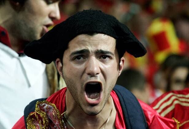 Spanischer Fan mit Torero Hut lautstark -  Fußball EM Herren EURO 2008, Länderspiel, Halbfinale, Nationalmannschaft, Nationaltrikot Porträt Wien Begeisterung,