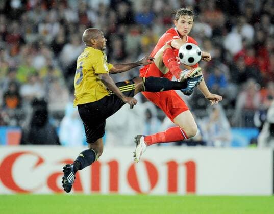 Marcos Senna (Spanien, li.) gegen Roman Pavlyuchenko (Russland) Fußball EM Herren Euro 2008, Länderspiel, Halbfinale, Nationalteam, Nationaltrikot, Russland - Spanien 0:3 Gruppe Wien Dynamik,
