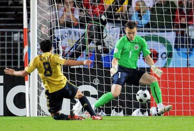 Xavi Hernandez (Spanien, li.) schießt das 0:1 gegen Torwart Igor Akinfeev (Russland) Fußball EM Herren Euro 2008, Länderspiel, Halbfinale, Nationalteam, Nationaltrikot, Russland - Spanien 0:3 Gruppe Wien Dynamik,