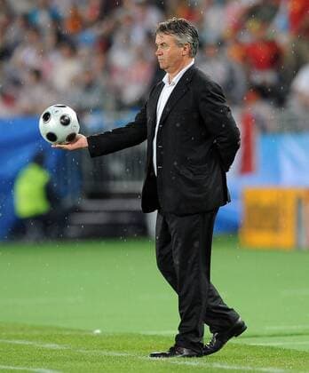 Nationaltrainer Guus Hiddink (Russland) mit Ball - Fußball EM Herren Euro 2008, Länderspiel, Halbfinale, Nationalteam, Einzelbild Wien
