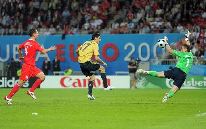 Daniel Güiza (Spanien, Mitte) trifft zum 0:2 gegen Torwart Igor Akinfeev und Sergei Ignashevich (beide Russland) Fußball EM Herren Euro 2008, Länderspiel, Nationalteam, Halbfinale, Nationaltrikot, Russland - Spanien 0:3 Gruppe Wien Dynamik,