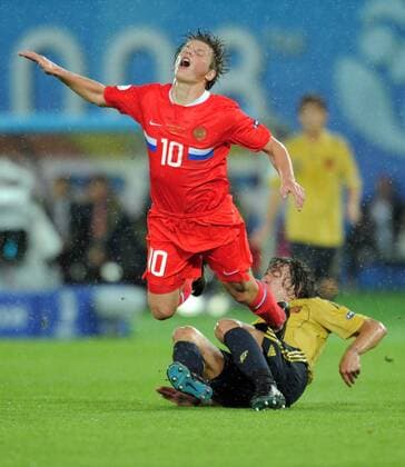 Andrey Arshavin (Russland, li.) gegen Carles Puyol (Spanien) Fußball EM Herren Euro 2008, Länderspiel, Nationalteam, Halbfinale, Nationaltrikot, Russland - Spanien 0:3 Gruppe Wien Dynamik, Kampf,