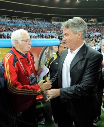 Nationaltrainer Guus Hiddink (Rußland, re.) gratuliert seinem Kollegen Luis Aragones (Spanien) zum Finaleinzug Fußball EM Herren Euro 2008, Länderspiel, Nationalmannschaft, Spanien - Rußland 3:0 Gruppe Halbfinale Wien