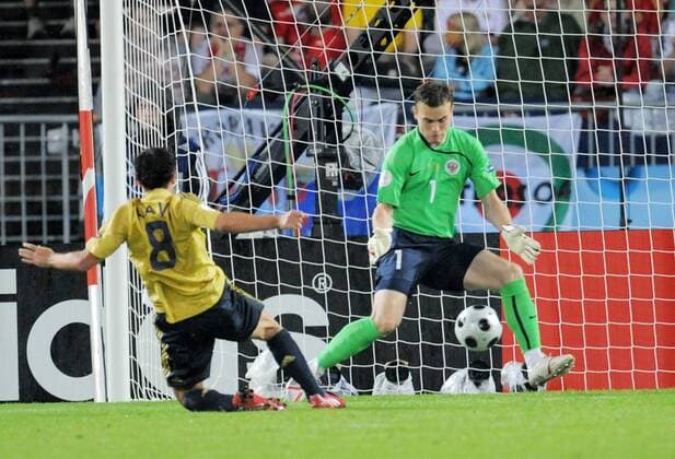 Xavi Hernandez (Spanien) erzielt gegen Torwart Igor Akinfeev (Rußland) das 1:0 Fußball EM Herren Euro 2008, Länderspiel, Nationalmannschaft, Nationaltrikot Spanien - Rußland 3:0 Gruppe Halbfinale Wien