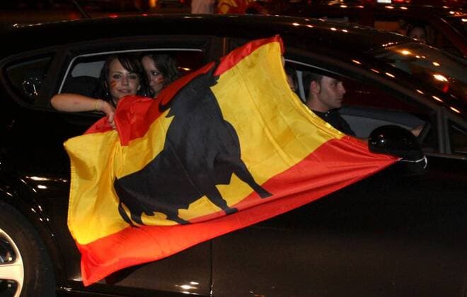 Spanische Fans in Madrid feiern den Finaleinzug bei der Euro 2008 mit einem Autokorso -  - NOxONLINExUSE Fußball EM Herren Euro 2008, Länderspiel, Nationalmannschaft, Auto Korso Gruppe Halbfinale Madrid