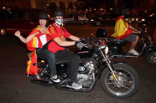 Spanische Fans feiern auf einem Motorrad in einem Autokorso in Madrid den Finaleinzug bei der Euro 2008 -  - NOxONLINExUSE Fußball EM Herren Euro 2008, Länderspiel, Nationalmannschaft, Auto Korso Gruppe Halbfinale Madrid