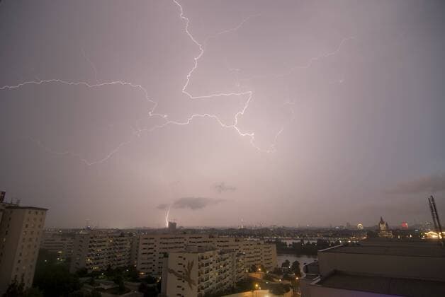 Unwetter über Wien während des Halbfinales der Euro 2008 - Blitze zucken über den Himmel Fußball EM Herren Euro 2008, Länderspiel, Halbfinale Totale Wien Weite,