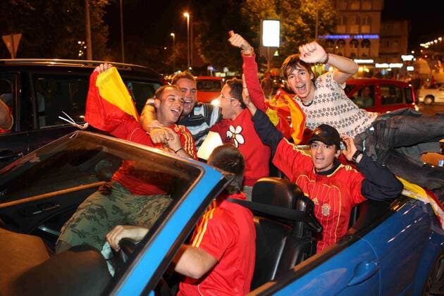 Spanische Fans feiern mit einem Autokorso in Madrid den Finaleinzug bei der Euro 2008 -  - NOxONLINExUSE Fußball EM Herren Euro 2008, Länderspiel, Nationalmannschaft, Auto Korso Gruppe Halbfinale Madrid Freude,