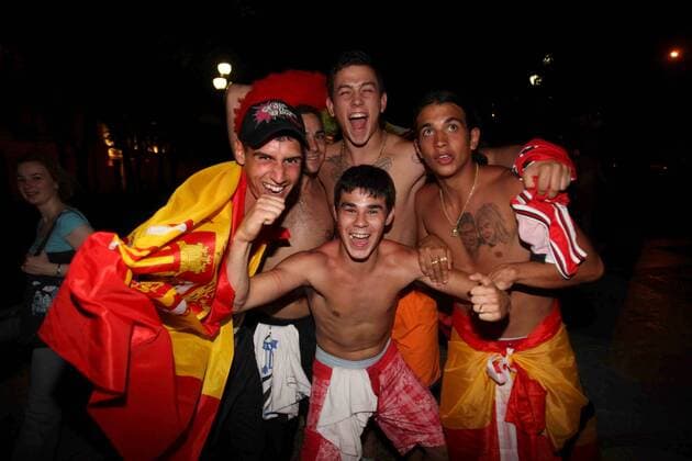 Spanische Fans feiern in Madrid den Finaleinzug bei der Euro 2008 -  - NOxONLINExUSE Fußball EM Herren Euro 2008, Länderspiel, Nationalmannschaft Gruppe Halbfinale Madrid Freude,