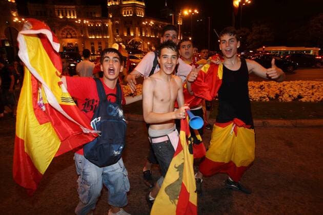 Spanische Fans feiern in Madrid den Finaleinzug bei der Euro 2008 -  - NOxONLINExUSE Fußball EM Herren Euro 2008, Länderspiel, Nationalmannschaft Gruppe Halbfinale Madrid Freude,