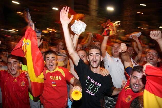 Spanische Fans feiern in Madrid den Finaleinzug bei der Euro 2008 -  - NOxONLINExUSE Fußball EM Herren Euro 2008, Länderspiel, Nationalmannschaft Gruppe Halbfinale Madrid Freude, Begeisterung,