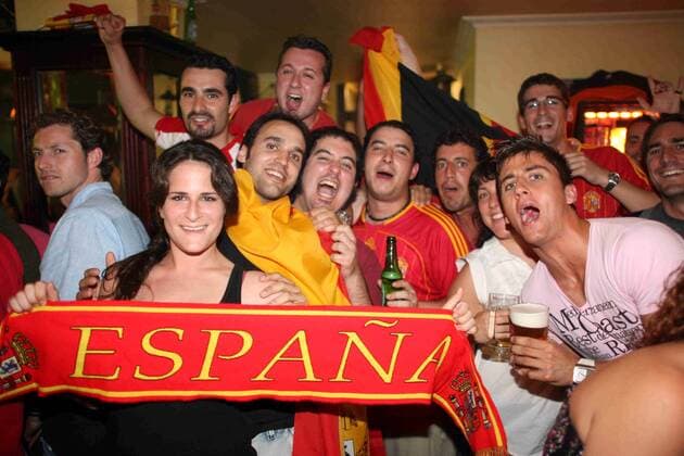 Spanische Fans feiern in Madrid den Finaleinzug bei der Euro 2008 -  - NOxONLINExUSE Fußball EM Herren Euro 2008, Länderspiel, Nationalmannschaft Totale Halbfinale Madrid Freude,