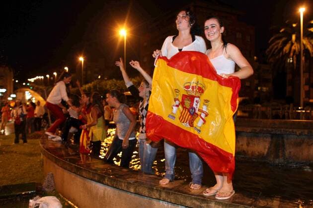 Spanische Fans feiern mit einem Bad in einem Brunnen den Finaleinzug bei der Euro 2008 -  - NOxONLINExUSE Fußball EM Herren Euro 2008, Länderspiel, Nationalmannschaft Gruppe Halbfinale Madrid Freude,