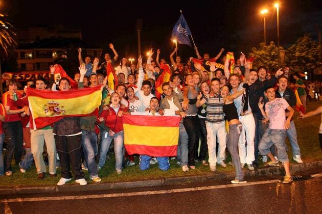 Spanische Fans feiern in Madrid den Finaleinzug bei der Euro 2008 -  - NOxONLINExUSE Fußball EM Herren Euro 2008, Länderspiel, Nationalmannschaft Totale Halbfinale Madrid