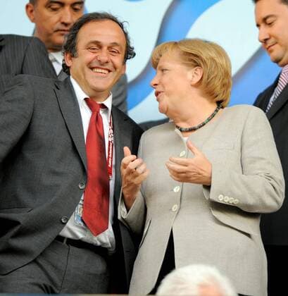 Bundeskanzlerin Angela Merkel (Deutschland, re.) im Gespräch mit UEFA Präsident Michel Platini (Frankreich) Fußball EM Herren Euro 2008, Länderspiel, Nationalteam, Nationaltrikot, Halbfinale Gruppe Basel Freude,
