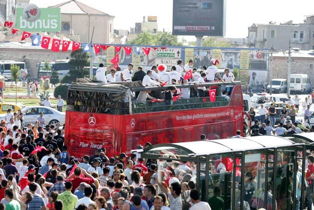 Türkisches Team wird nach erfolgreicher EM 2008 bei der Rückkehr in Istanbul von zahlreichen Fans empfangen -  Fußball EM Herren Euro 2008, Nationalmannschaft, Empfang, Ankunft, Rückkehr Totale Istanbul