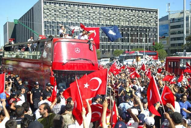 Nationalteam Türkei wird auf dem Taksim Platz in Istanbul von jubelnden Fans empfangen -  Fußball EM Herren Euro 2008, Nationalmannschaft, Empfang, Ankunft, Rückkehr Totale Istanbul