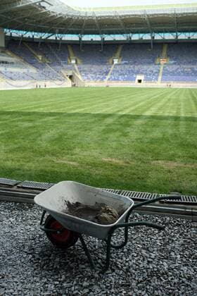 Schubkarre im Dniprostadion, Heimspielstätte von Dnjepr Dnjepropetrowsk und Austragungsort der Euro 2012 -  (EN00165673001) Fußball EM Herren Vorschau 2008 Euro 2012 Stadion Fußballstadion innen, Innenansicht, Austragungsort, Wettkampfstätte Totale Dnipro Stadium, Dniprostadion Dnjepropetrovsk Leere,
