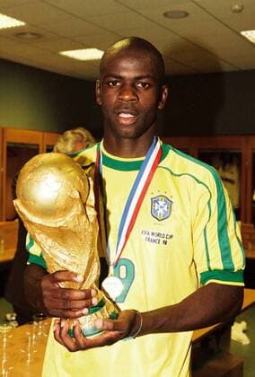 Lilian Thuram (Frankreich) mit dem Weltmeisterpokal und im brasilianischen Trikot -  (pan25780) Fußball WM Herren WM 1998, Länderspiel, Nationalmannschaft, Finale, Einzelbild Paris