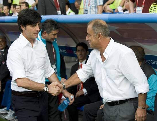 Bundestrainer Joachim Löw (Deutschland, li.) begrüßt Nationaltrainer Fatih Terim (Türkei) Fußball EM Herren EURO 2008, Länderspiel, Halbfinale, Nationalteam, Deutschland - Türkei 3:2 Gruppe Basel