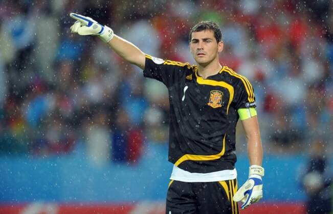 Torwart Iker Casillas (Spanien) gibt Anweisungen Fußball EM Herren EURO 2008, Länderspiel, Halbfinale, Nationalmannschaft, Nationaltrikot Einzelbild Wien