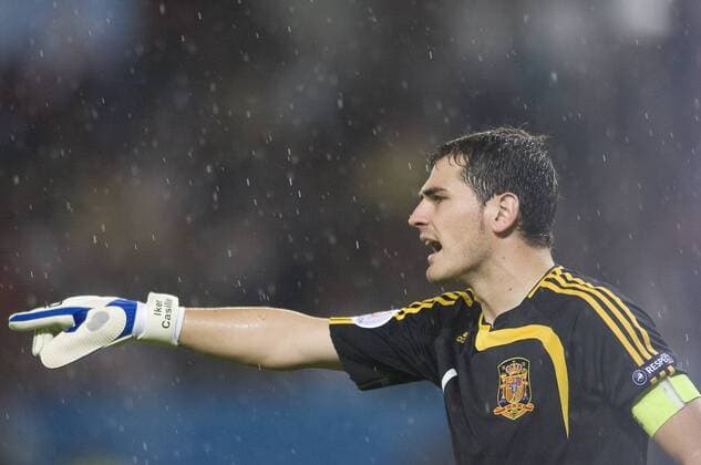 Torwart Iker Casillas (Spanien) gibt Anweisungen Fußball EM Herren EURO 2008, Länderspiel, Halbfinale, Nationalteam, Nationaltrikot Einzelbild Wien