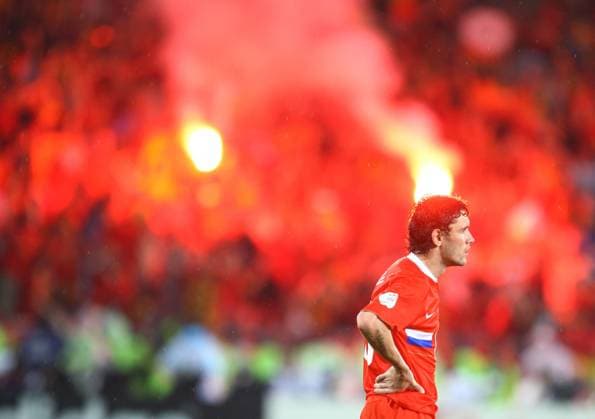 Yuri Zhirkov (Russland) vor Bengalfeuern Fußball EM Herren Euro 2008, Länderspiel, Nationalmannschaft, Halbfinale Einzelbild Wien
