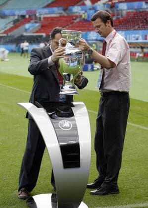Coupe Henri Delaunay in den Händen zweier UEFA Mitarbeiter Fußball EM Herren Euro 2008, Länderspiel, Finale, Fotoshooting Gruppe Wien