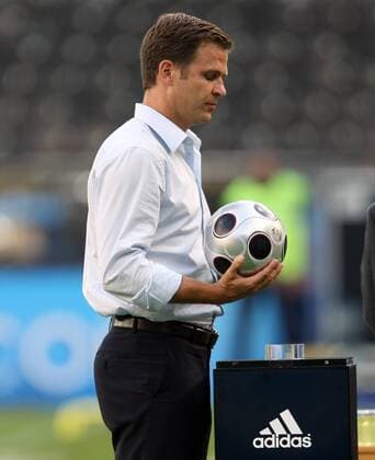 Teammanager Oliver Bierhoff (Deutschland) mit Adidas Europass Gloria Finalball Fußball EM Herren Euro 2008, Nationalmannschaft, Training o0 Finale Einzelbild Wien