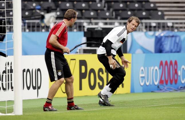 Torwart Jens Lehmann bei Torwarttrainer Andreas Köpke (beide Deutschland) an der Leine Fußball Herren EURO 2008, EM, Nationalteam, Training Gruppe Wien Dynamik,