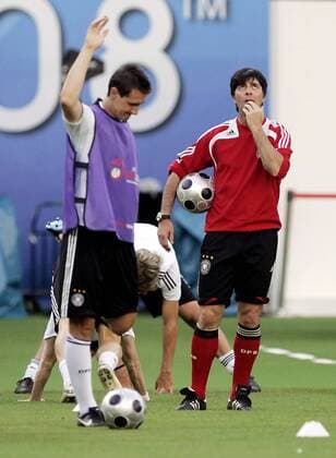Ob das Wetter hält - Bundestrainer Joachim Löw (Deutschland) skeptisch Fußball Herren EURO 2008, EM, Nationalteam, Training Gruppe Wien Skepsis,