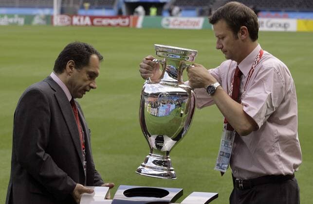 Coupe Henri Delaunay wird von zwei UEFA Mitarbeitern auf ein Podest gestellt -  - NOxONLINExUSE Fußball EM Herren Euro 2008, Länderspiel, Finale, Fotoshooting Gruppe Wien