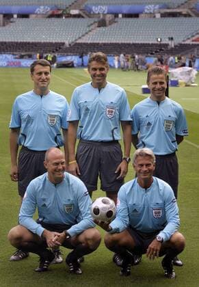FIFA Schiedsrichter des Finals der Euro 2008 hi v.li.: Assistent Paolo Calcagno, Schiedsrichter Roberto Rosetti, Assistent Alessandro Griselli (alle Italien); vo v.li.: Assistent ..  - NOxONLINExUSE Fußball EM Herren Euro 2008, Länderspiel, Finale, Fotoshooting Gruppe o0 Schiedsrichtergespann Linienrichter Wien