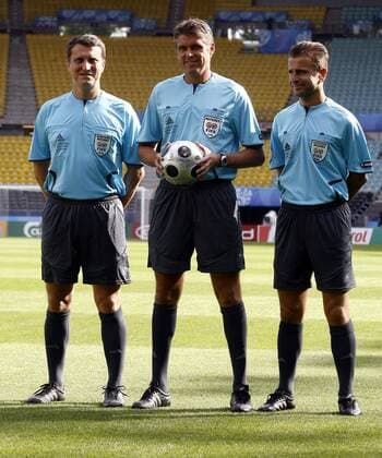 FIFA Schiedsrichter des Finals der Euro 2008 v.li.: Assistent Paolo Calcagno, Schiedsrichter Roberto Rosetti, Assistent Alessandro Griselli (alle Italien) -  - NOxONLINExUSE Fußball EM Herren Euro 2008, Länderspiel, Finale, Fotoshooting Gruppe o0 Schiedsrichtergespann Linienrichter Wien