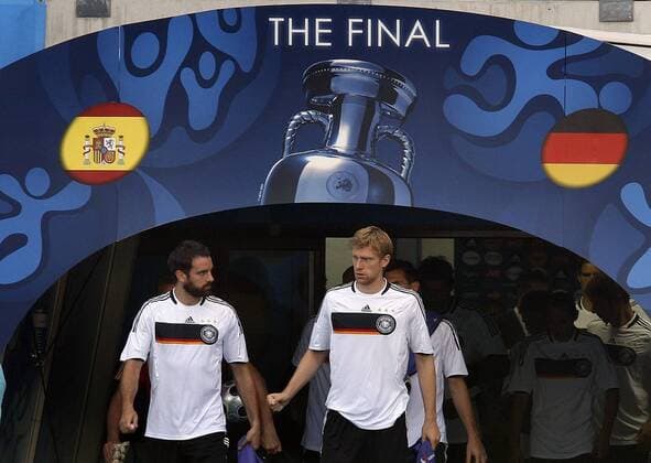 Per Mertesacker (re.) und Christoph Metzelder (beide Deutschland) - Vorbereitung auf das Finale zwischen Spanien und Deutschland -  - NOxONLINExUSE Fußball Herren EURO 2008, EM, Nationalteam, Training Gruppe Wien