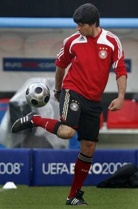 Bundestrainer Joachim Löw (Deutschland) - Training -  - NOxONLINExUSE Fußball Herren EURO 2008, EM, Nationalteam, Training Einzelbild Wien Dynamik,