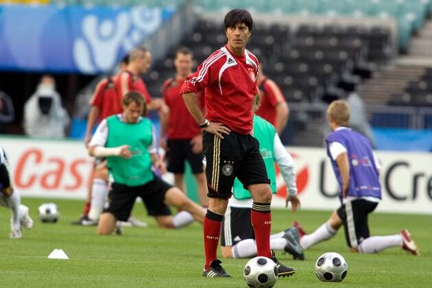 Bundestrainer Joachim Löw (Deutschland) nachdenklich -  Fußball EM Herren Euro 2008, Training, Nationalteam, Einzelbild Wien Nachdenklichkeit,