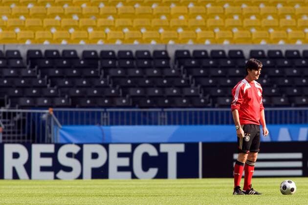 Respect - Bundestrainer Joachim Löw (Deutschland) -  Fußball EM Herren Euro 2008, Training, Nationalteam, Einzelbild Wien