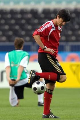 Bundestrainer Joachim Löw (Deutschland) am Ball -  Fußball EM Herren Euro 2008, Training, Nationalteam, Einzelbild Wien