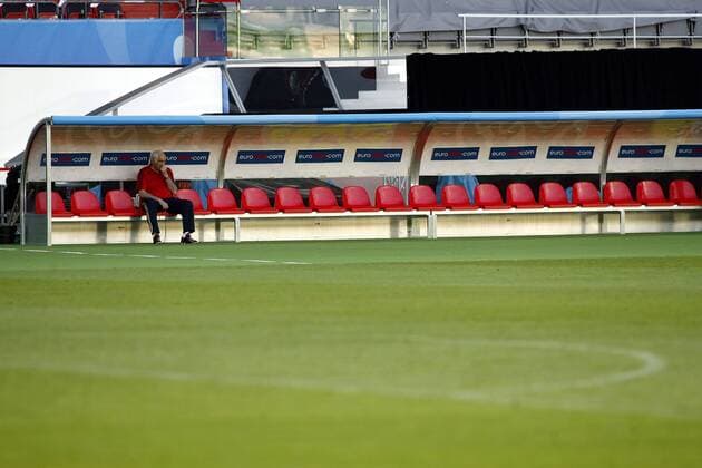 Nationaltrainer Luis Aragones (Spanien) einsam und nachdenklich auf der Bank -  - NOxONLINExUSE Fußball EM Herren Euro 2008, Training, Nationalteam, Totale Wien Leere, Nachdenklichkeit,