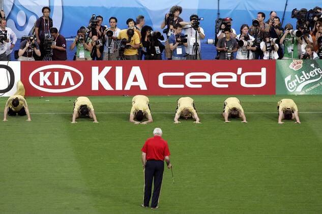 Nationaltrainer Luis Aragones (Spanien, vorn) beobachtet das Training -  - NOxONLINExUSE Fußball EM Herren Euro 2008, Training, Nationalteam, Totale Wien