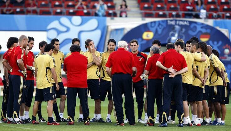 Besprechung Spanien um Nationaltrainer Luis Aragones (Mitte) -  - NOxONLINExUSE Fußball EM Herren Euro 2008, Training, Nationalteam, Totale Wien