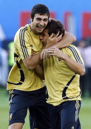 Raul Albiol (li.) und Santi Cazorla (beide Spanien) haben Spaß -  - NOxONLINExUSE Fußball EM Herren Euro 2008, Training, Nationalteam, Gruppe Wien Freude,