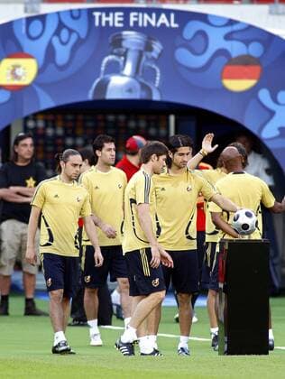 Training Spanien, v.li.: Sergio Garcia, Joan Capdevila, Xabi Alonso und Ruben de la Red -  Fußball EM Herren Euro 2008, Training, Nationalteam, Vorschau Finale, Gruppe Wien