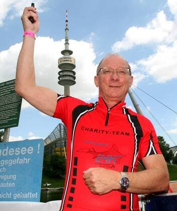 Vizepräsident Franz Maget (Deutschland TSV 1860 München) gibt den Startschuss für das 24 Stunden Mountainbike Rennen in München Mountainbike 24 Stunden Rennen 2008, Radsport, Rad, 24h race, 24 h Einzelbild München